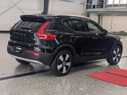 2022 Volvo XC40 T5 Momentum