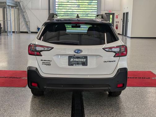 Crystal White Pearl 2025 Subaru Outback Onyx Edition