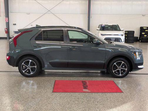 Cityscape Green 2023 Kia Niro EX