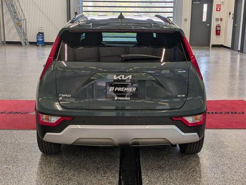 Cityscape Green 2023 Kia Niro EX