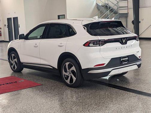 2025 VinFast VF 8 Eco