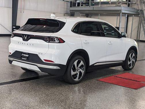 2025 VinFast VF 8 Eco