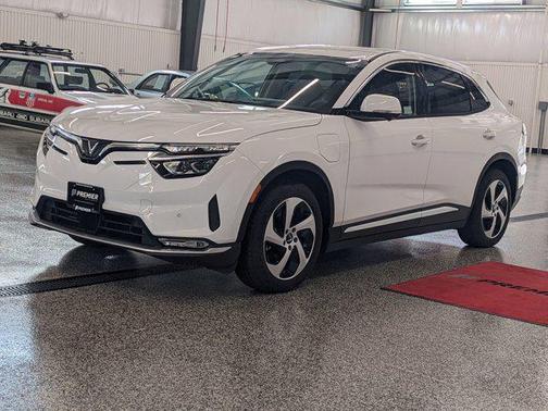 2025 VinFast VF 8 Eco