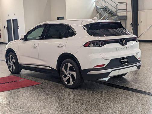 2025 VinFast VF 8 Eco