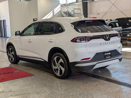 2025 VinFast VF 8 Eco