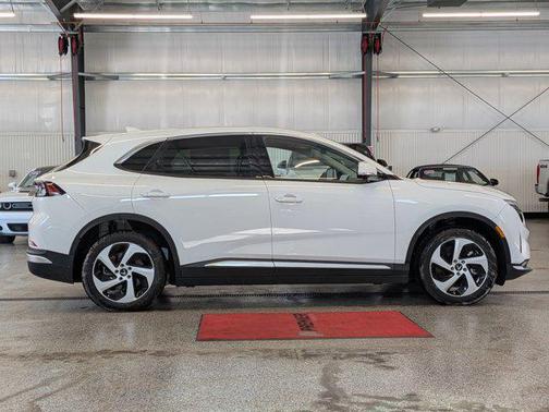 2025 VinFast VF 8 Eco