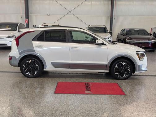 Snow White Pearl 2024 Kia Niro EV Wave