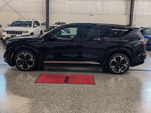 2024 VinFast VF 9 Plus