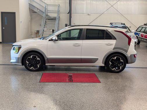 Snow White Pearl 2023 Kia Niro EV Wave