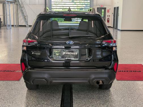 Crystal Black Pearl 2025 Subaru Forester Premium