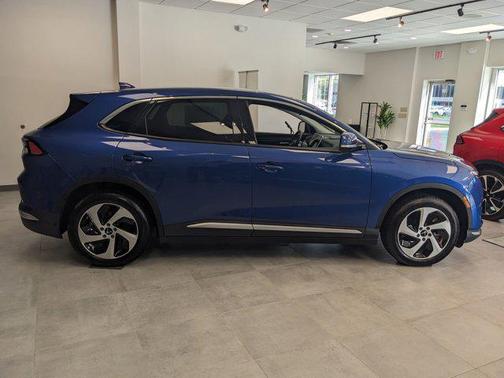 2025 VinFast VF 8 Eco