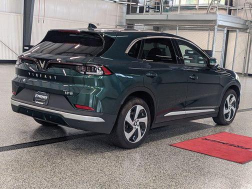 2025 VinFast VF 8 Eco