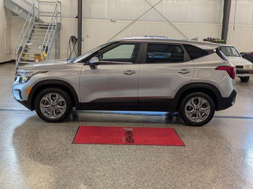 Steel Gray 2024 Kia Seltos LX