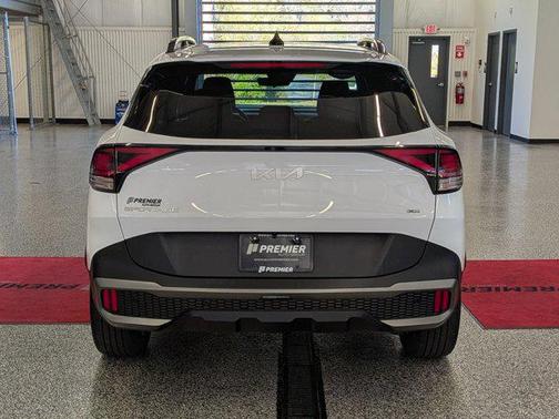 Glacial White Pearl 2023 Kia Sportage X-Line