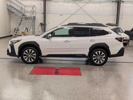 Crystal White Pearl 2025 Subaru Outback Touring XT