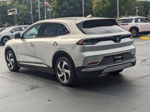 2025 VinFast VF 8 Eco