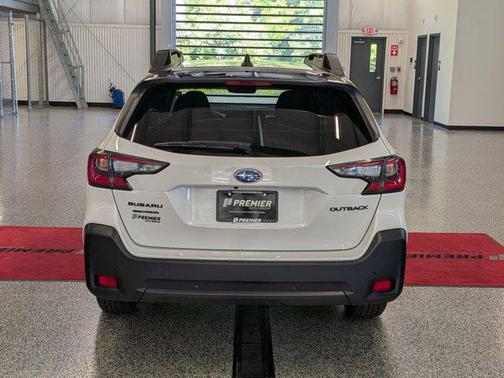 Crystal White Pearl 2025 Subaru Outback Onyx Edition