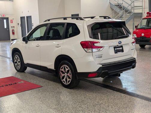 Crystal White Pearl 2022 Subaru Forester Premium