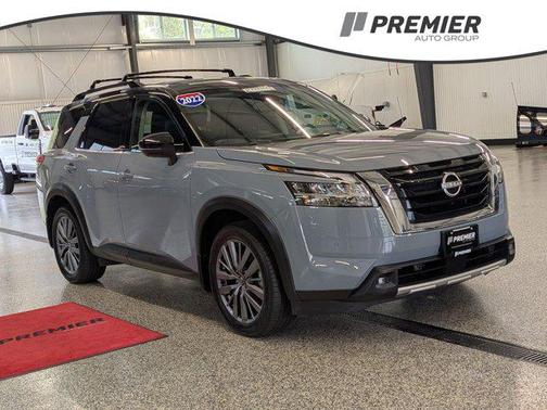 Solid Gray/Super Black 2022 Nissan Pathfinder SL 4WD