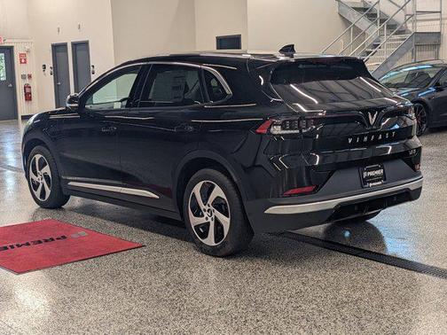 2025 VinFast VF 8 Eco