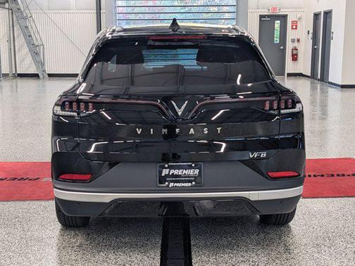 2025 VinFast VF 8 Eco