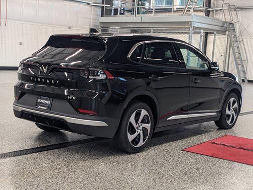 2025 VinFast VF 8 Eco