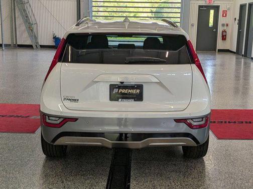 Snow White Pearl 2023 Kia Niro EV Wave