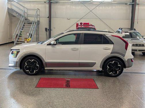 Snow White Pearl 2023 Kia Niro EV Wave