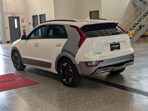 Snow White Pearl 2023 Kia Niro EV Wave