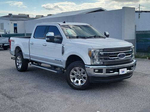 Oxford White 2019 Ford F-250 Lariat