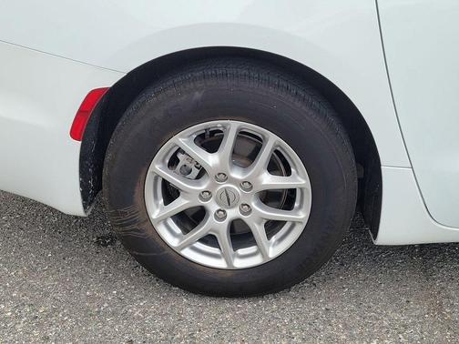 Bright White Clearcoat 2023 Chrysler Pacifica Touring-L