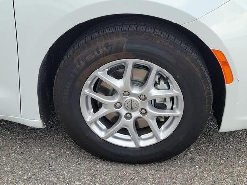 Bright White Clearcoat 2023 Chrysler Pacifica Touring-L
