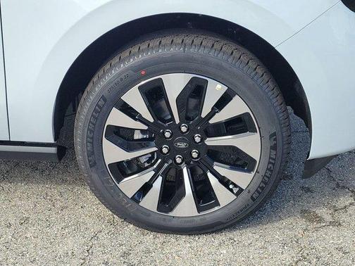 Space Silver 2026 Ford Expedition Max Platinum