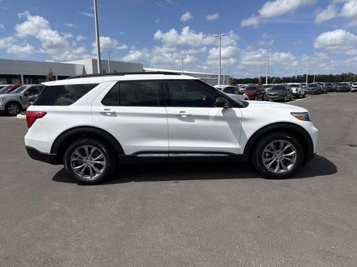 White Metallic 2022 Ford Explorer XLT