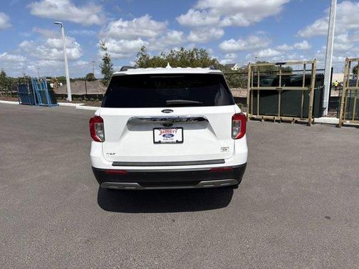 White Metallic 2022 Ford Explorer XLT