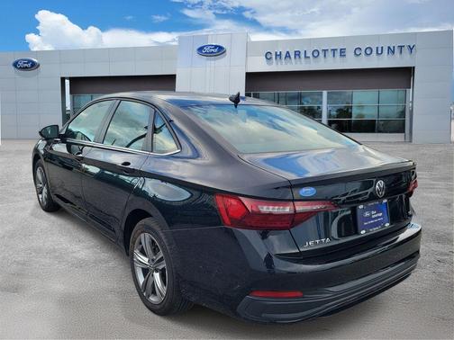 Deep Black Pearl Effect 2024 Volkswagen Jetta 1.5T SE