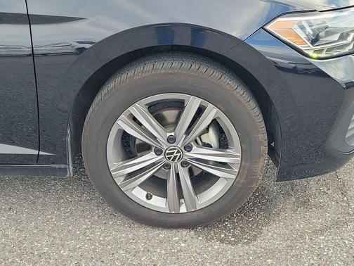 Deep Black Pearl Effect 2024 Volkswagen Jetta 1.5T SE