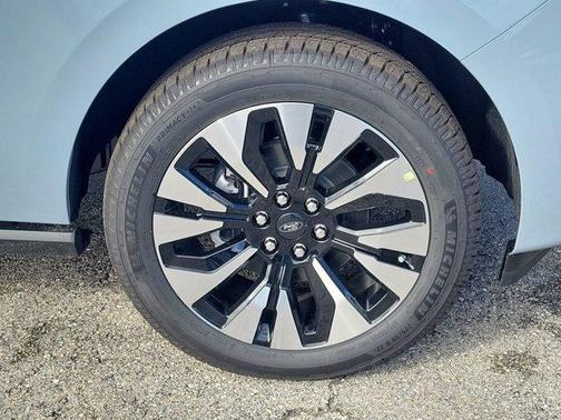 Glacier Gray Metallic 2026 Ford Expedition Max Platinum