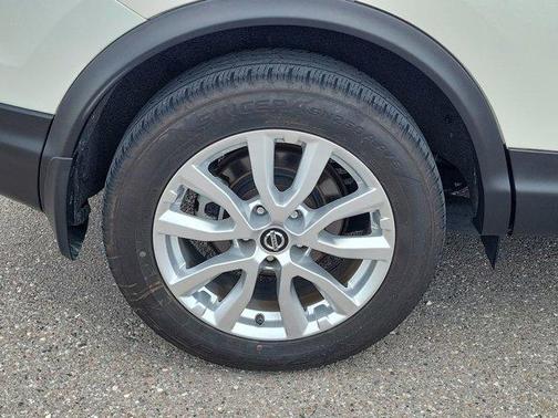 White 2022 Nissan Rogue Sport SV