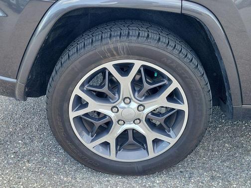 Granite Crystal Clearcoat Metallic 2019 Jeep Grand Cherokee Overland