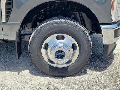 Carbonized Gray Metallic 2026 Ford F-350 Lariat Super Duty