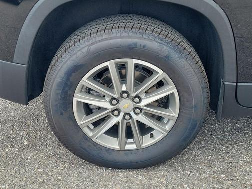 Mosaic Black Metallic 2023 Chevrolet Traverse LT Cloth
