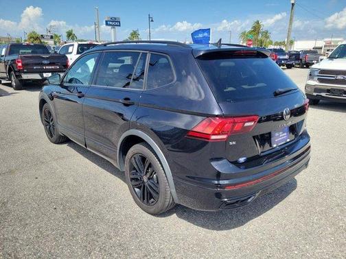 Deep Black Pearl Effect 2022 Volkswagen Tiguan 2.0T SE R-Line Black