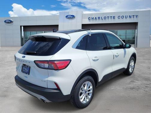 White Metallic 2022 Ford Escape SE