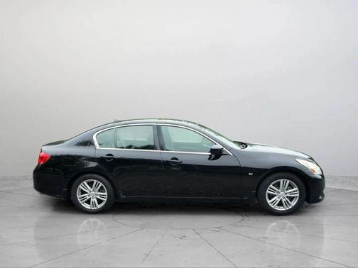 2015 INFINITI Q40 Base