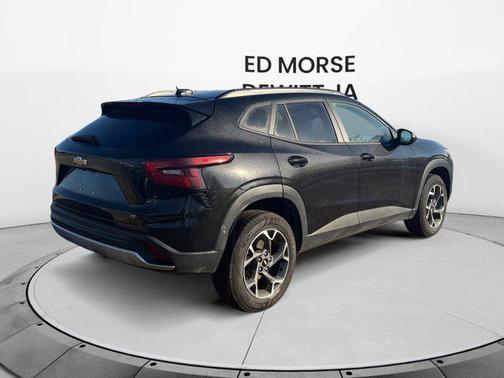 Mosaic Black Metallic 2025 Chevrolet Trax LT