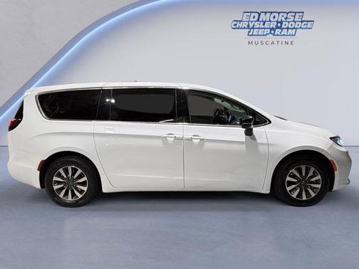 Bright White Clearcoat 2024 Chrysler Pacifica Hybrid Select