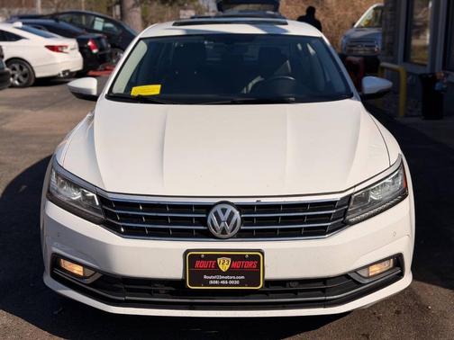 Pure White 2017 Volkswagen Passat 1.8T SE w/Technology