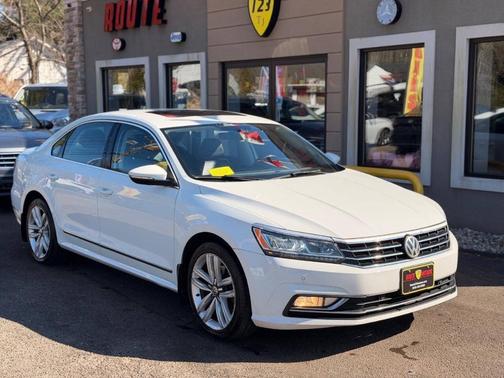 Pure White 2017 Volkswagen Passat 1.8T SE w/Technology
