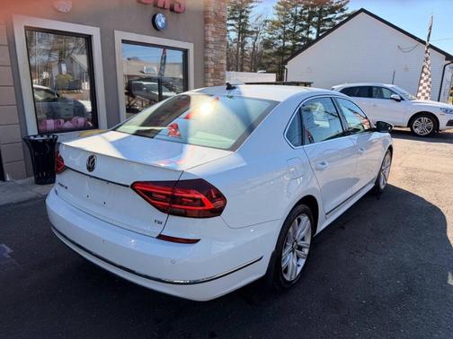 Pure White 2017 Volkswagen Passat 1.8T SE w/Technology
